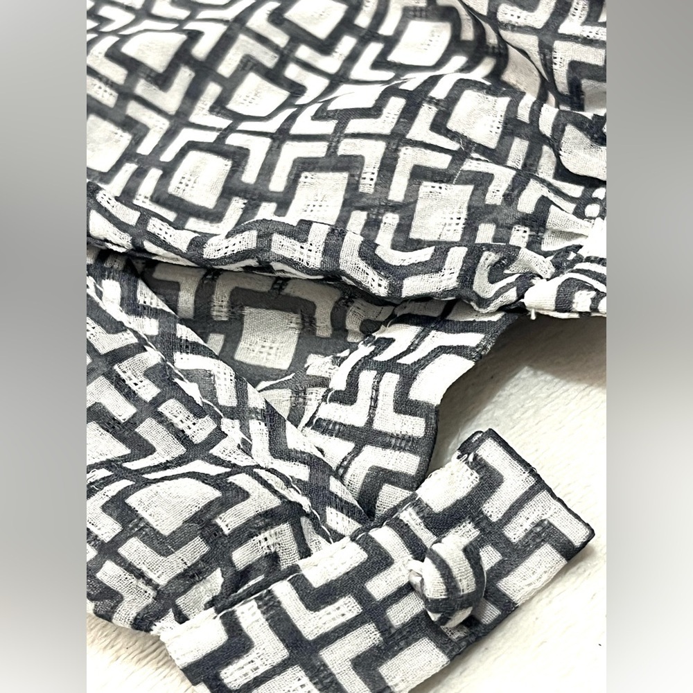 Banana Republic Women’s Sheer Gray and White Geometric 3/4 Sleeve Shirt Blouse - Picture 14 of 16